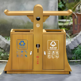 当不锈钢邂逅木纹，垃圾桶也可以是城市的诗