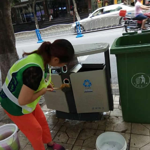 江苏南通环卫工人为垃圾桶“洗澡”